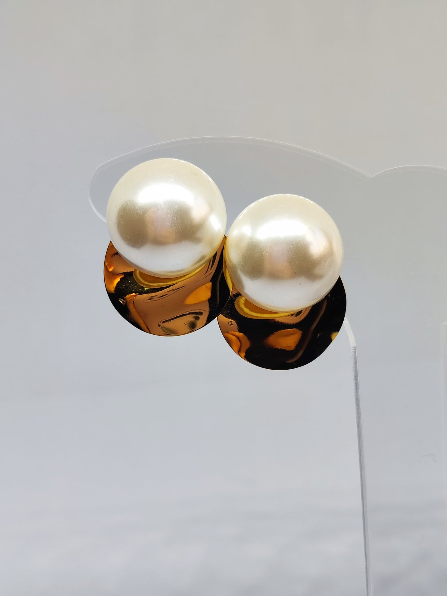 Aretes con perla y metal redondo
