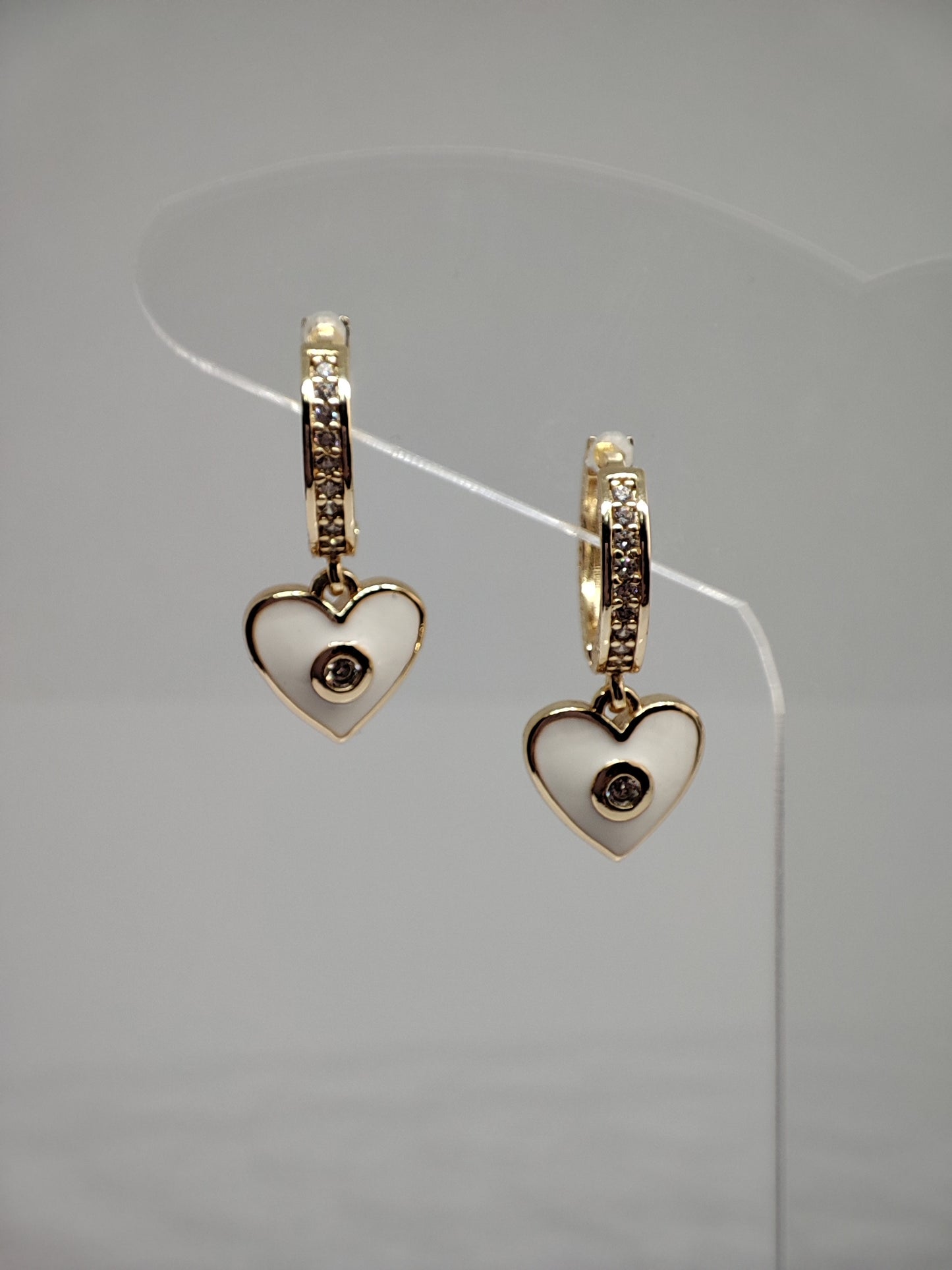 Arracada chica con corazon blanco con cristal