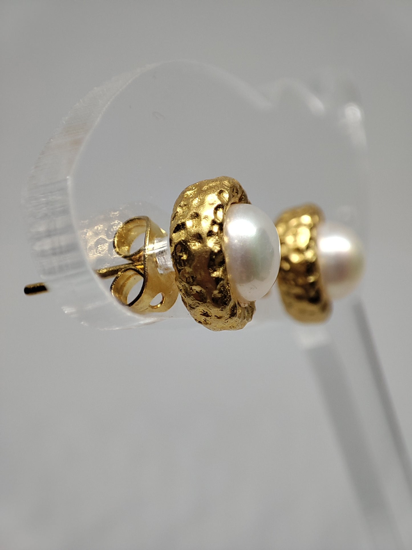 Aretes perla circulo dorado
