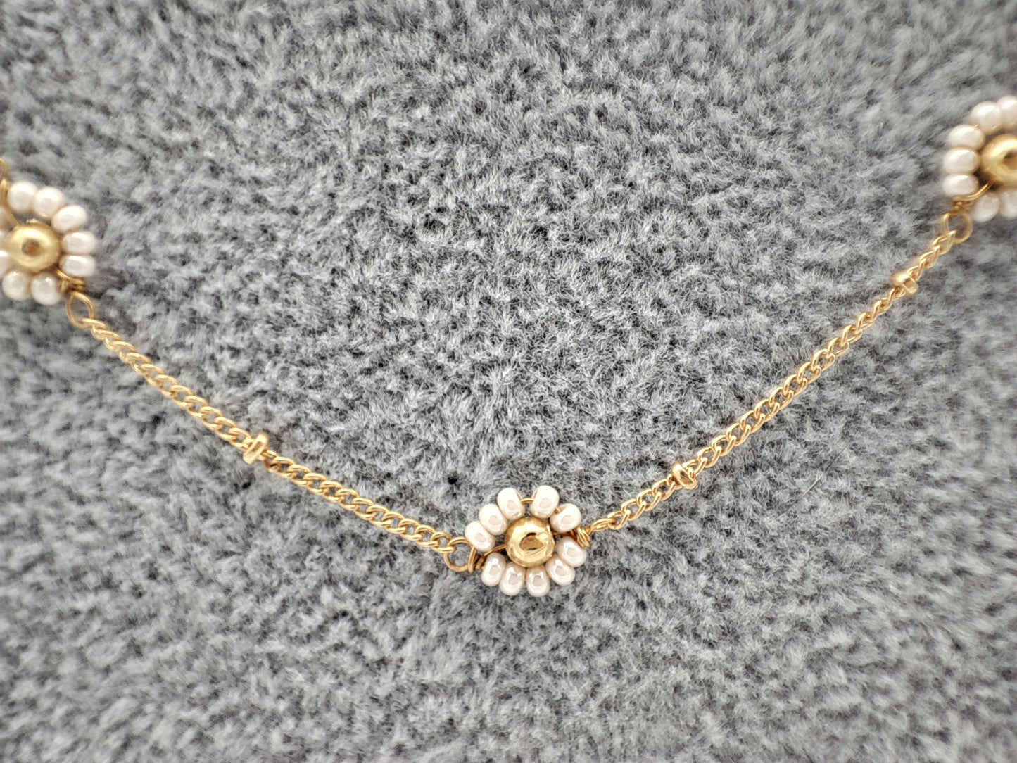Cadena con flores blancas