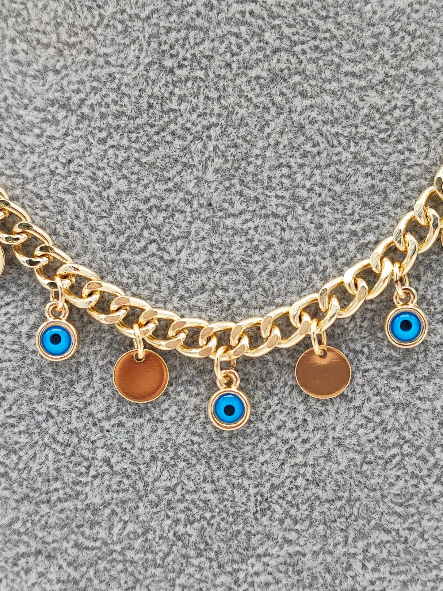 Cadena con dijes circulo y ojos azules