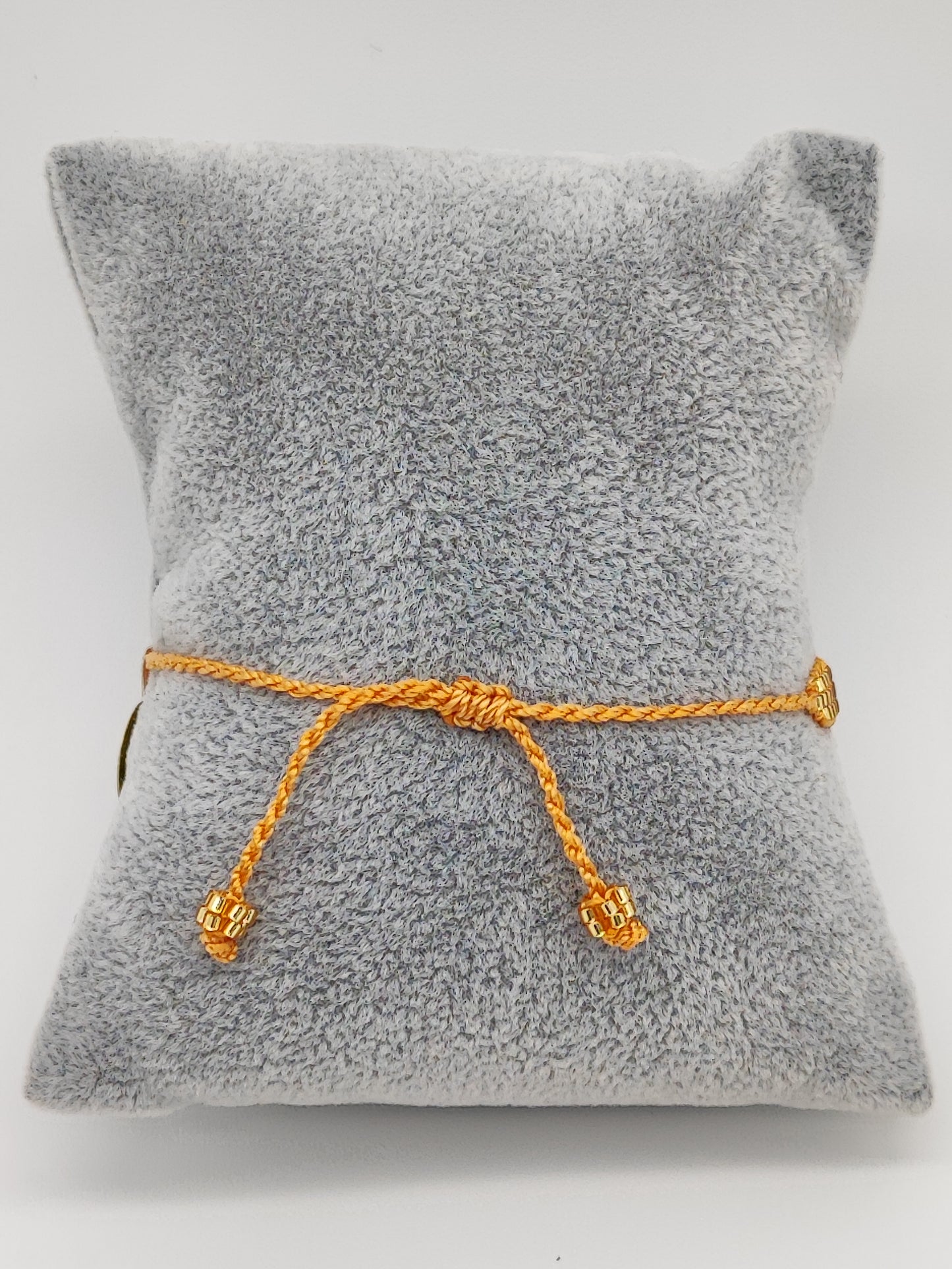 Pulsera tejida amarilla