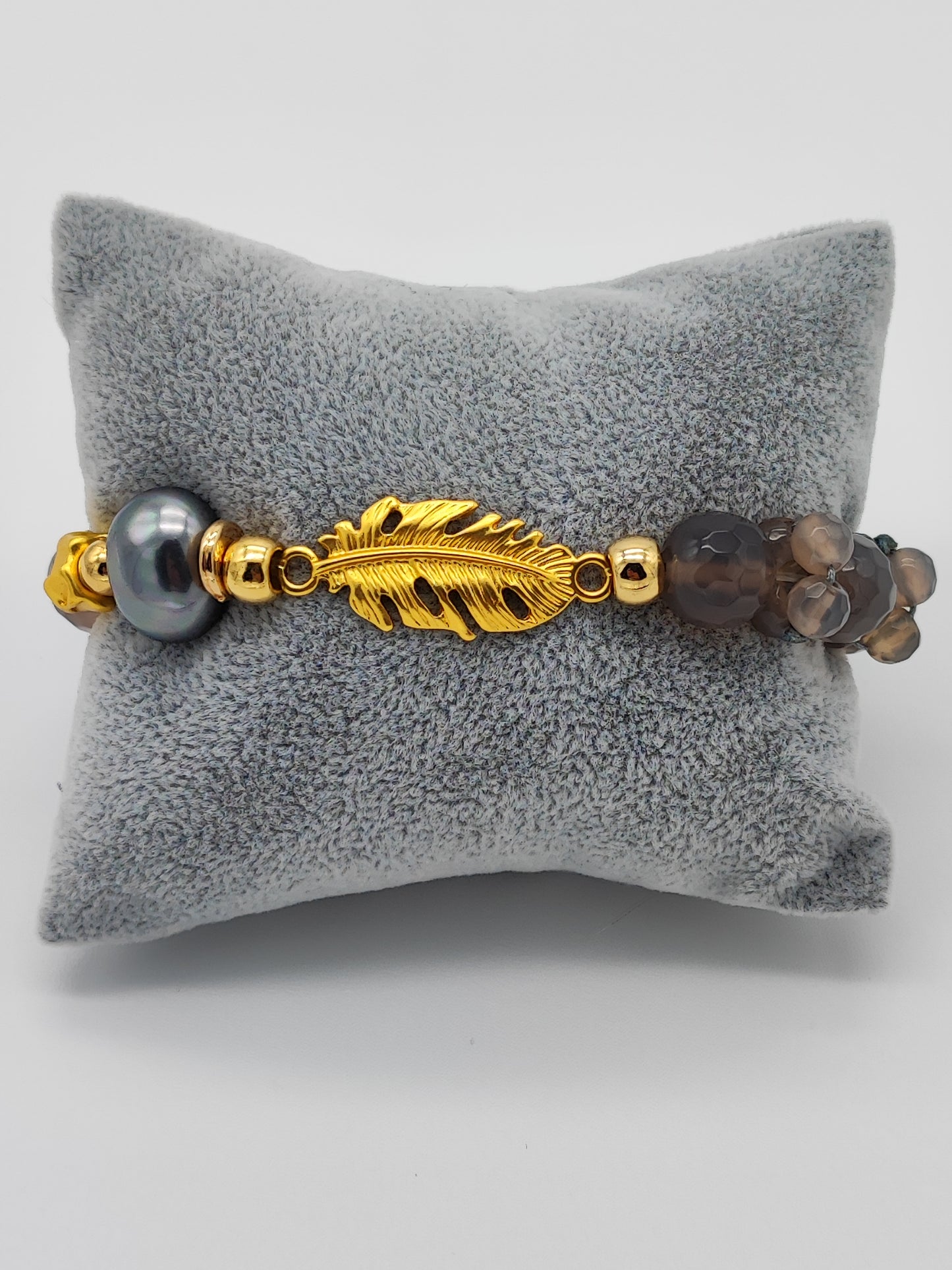 Pulsera piedras y perla con dije hoja