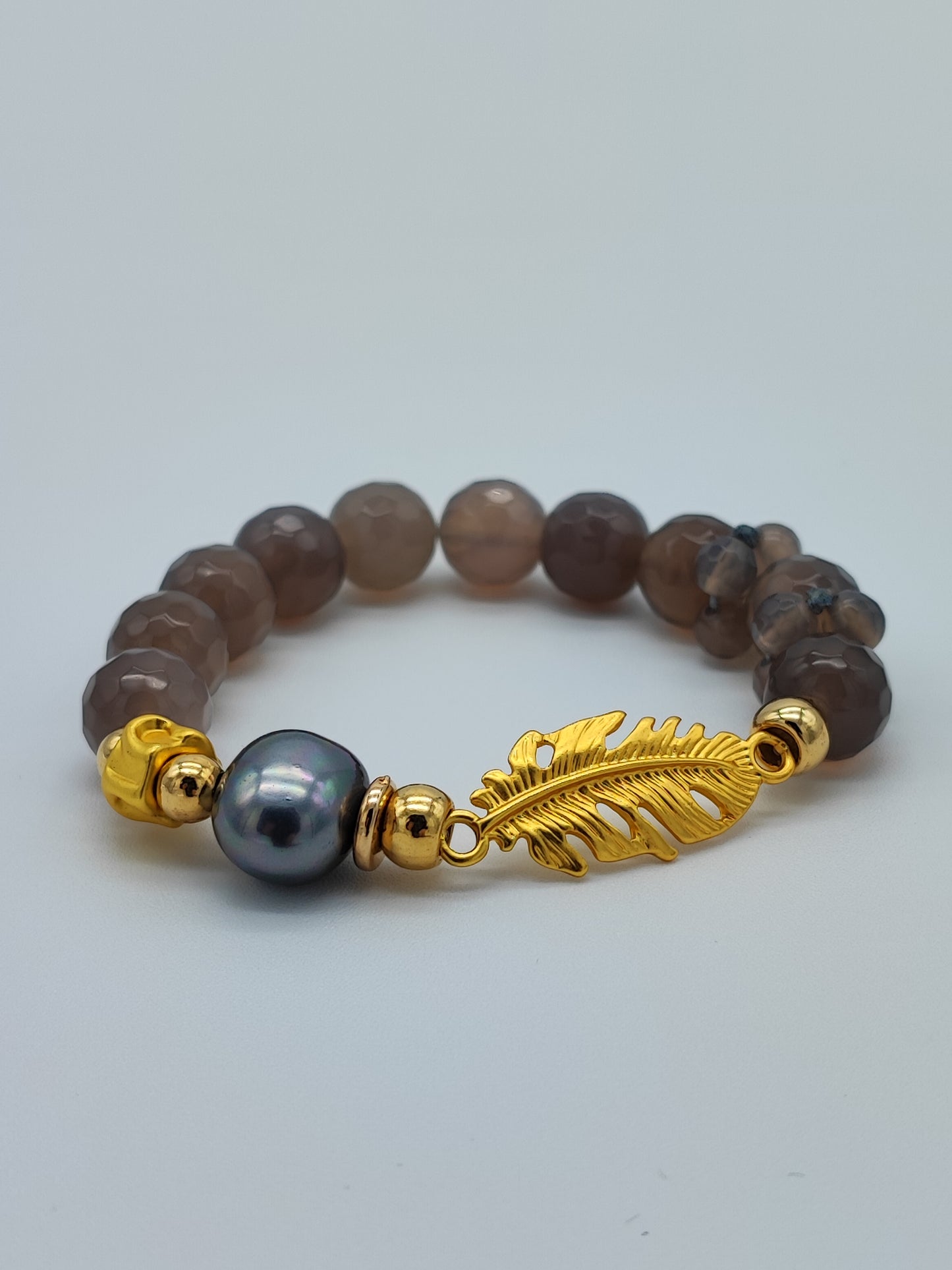 Pulsera piedras y perla con dije hoja