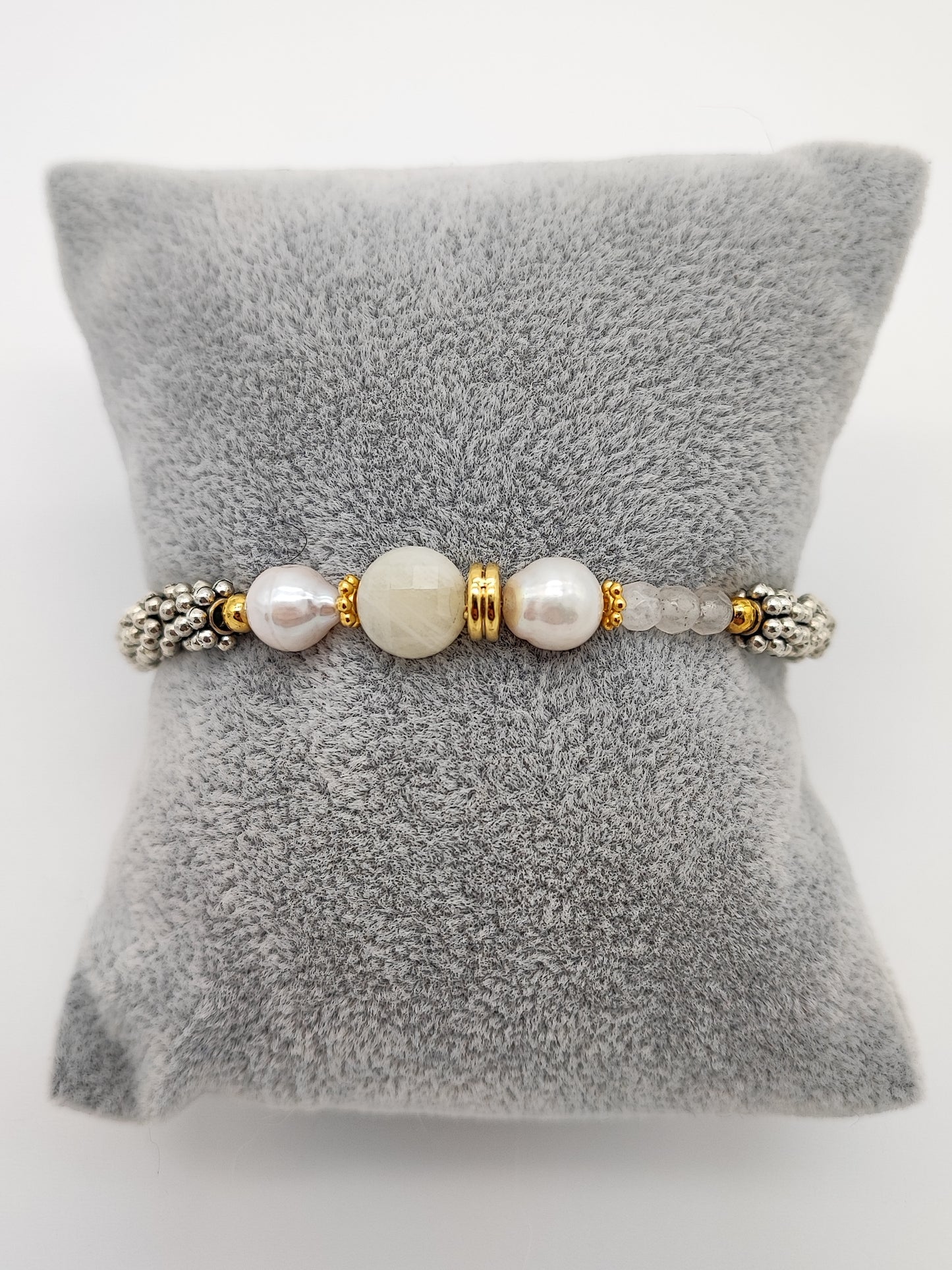 Pulsera gris con perlas y cristales
