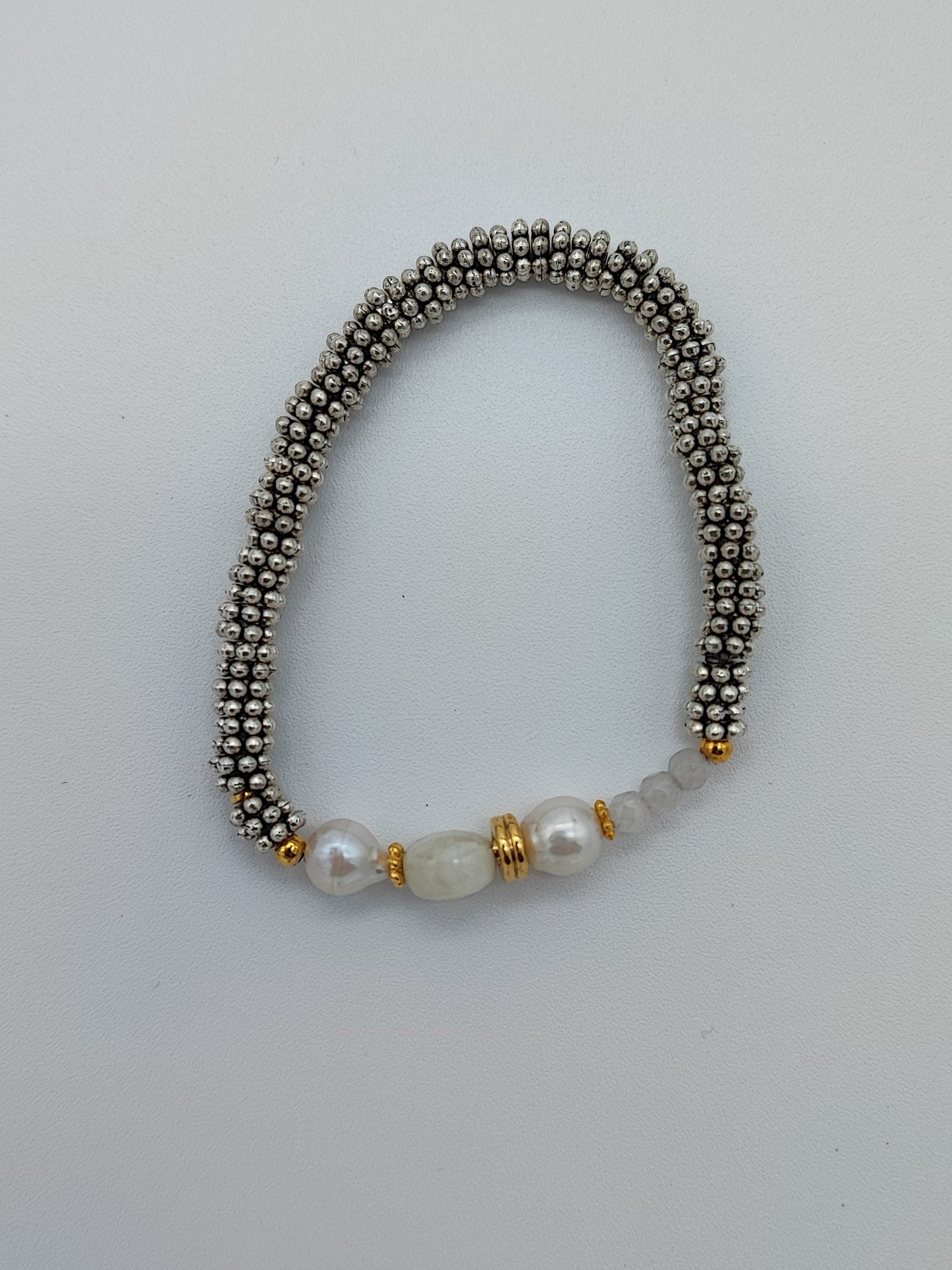 Pulsera gris con perlas y cristales