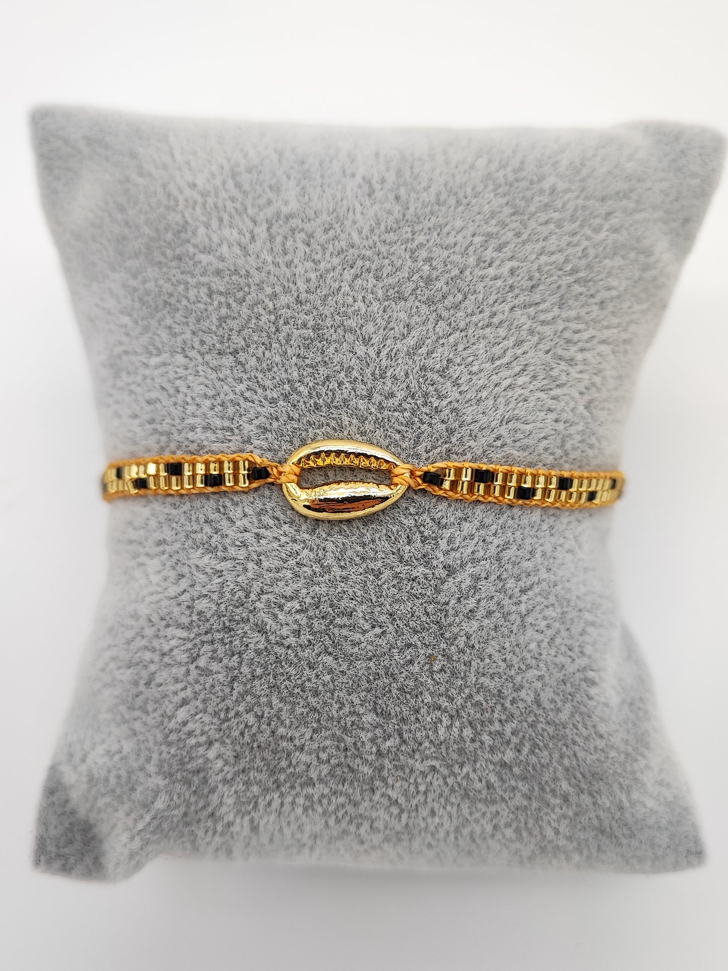 Pulsera amarilla con concha de mar