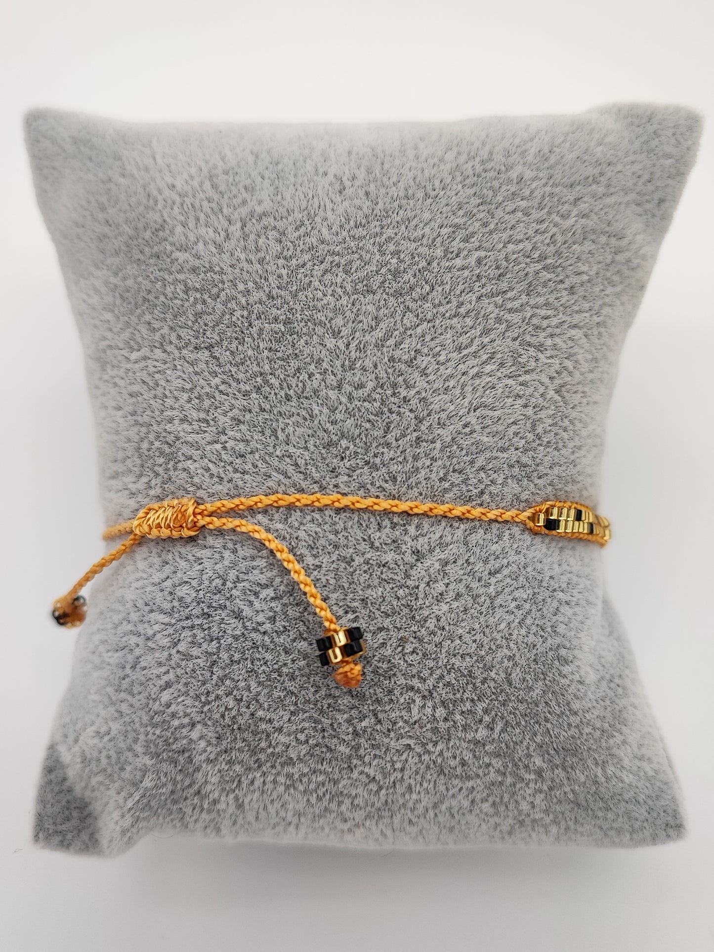 Pulsera amarilla con concha de mar