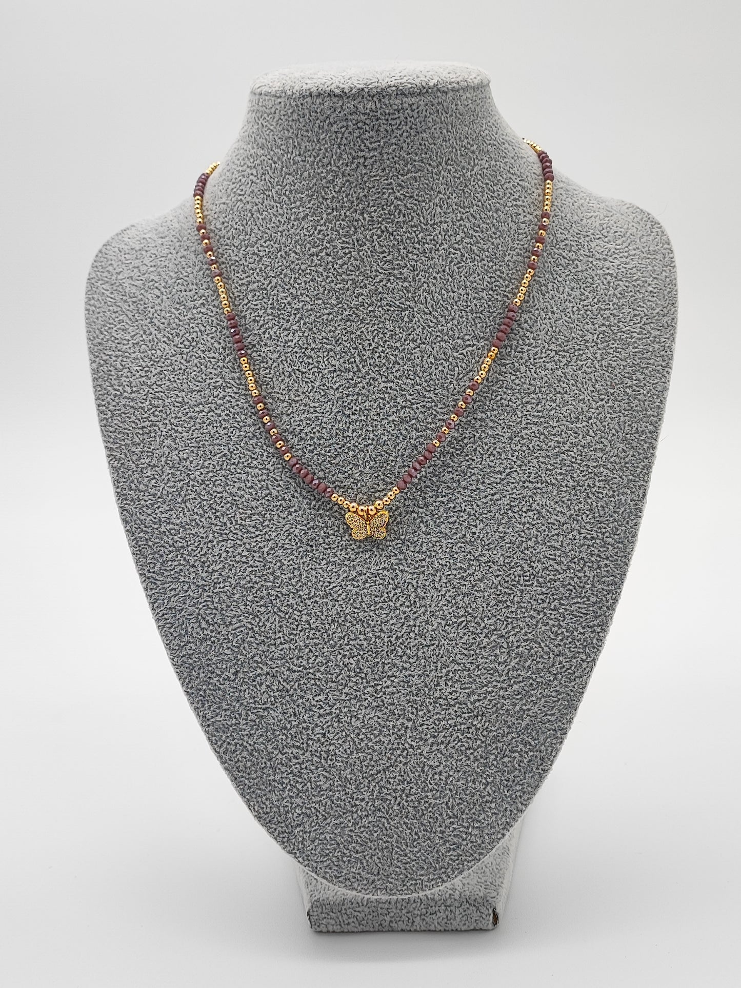 Collar morado con mariposa