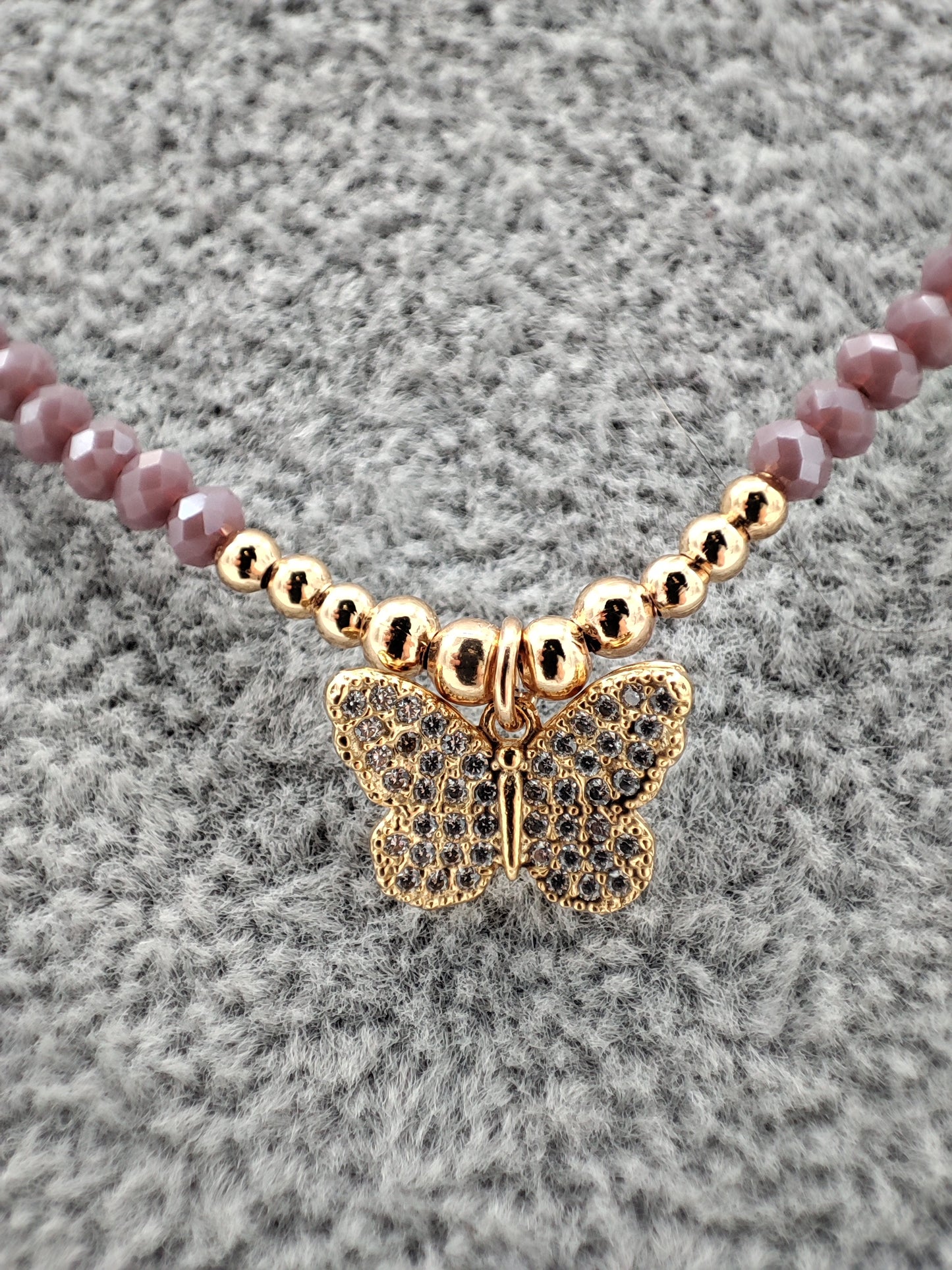 Collar morado con mariposa