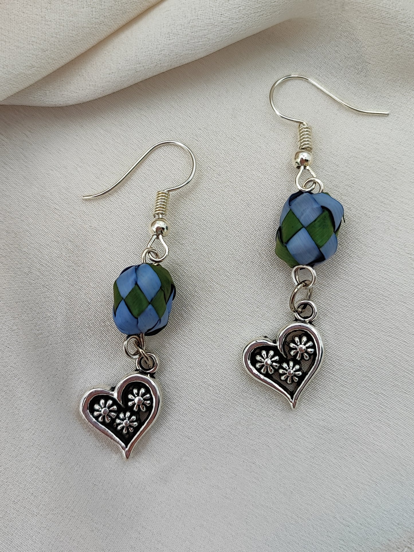 Aretes tejido azul/verde y corazón