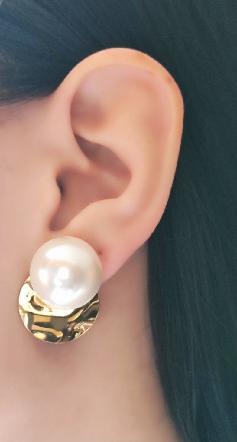 Aretes con perla y metal redondo