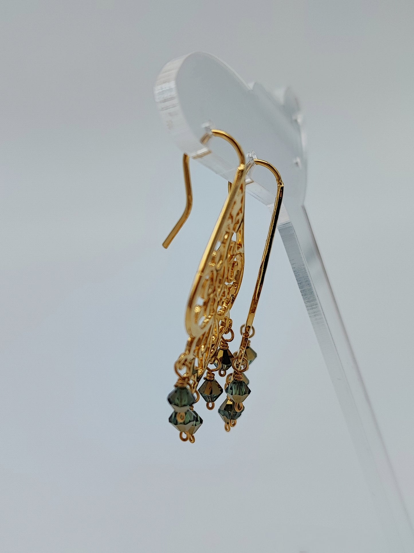 Aretes gota con grecas y cristales verdes