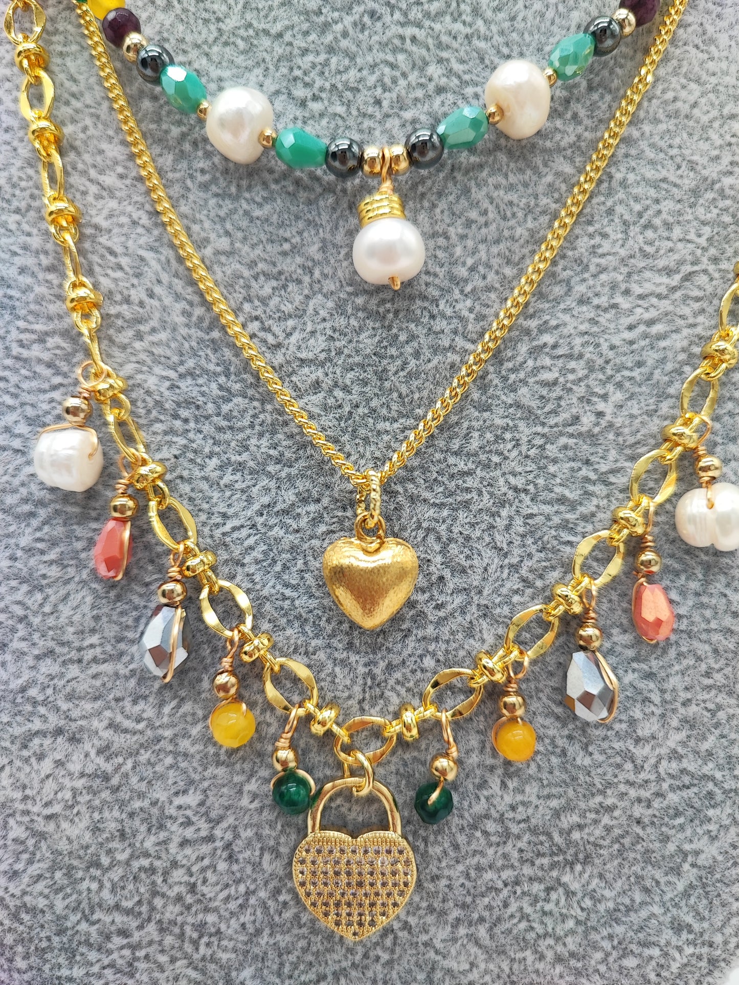 Set de 3 collares con piedras, perlas y dijes corazón