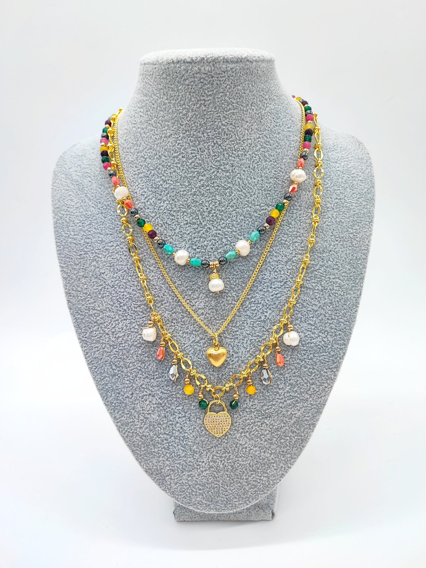 Set de 3 collares con piedras, perlas y dijes corazón