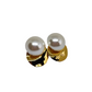 Aretes con perla y metal redondo