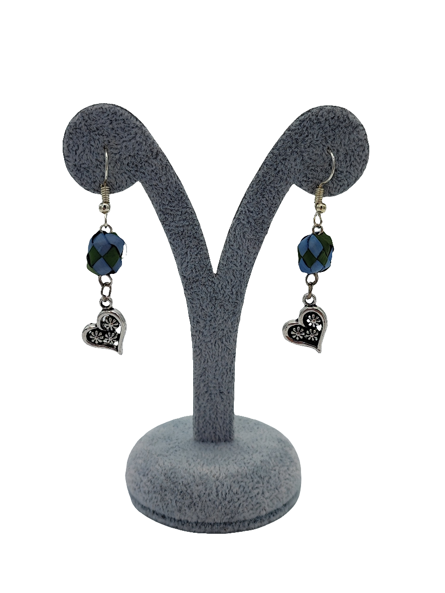 Aretes tejido azul/verde y corazón