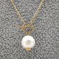 Collar perla con broche en frente