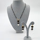 Juego collar y aretes negro con perlas