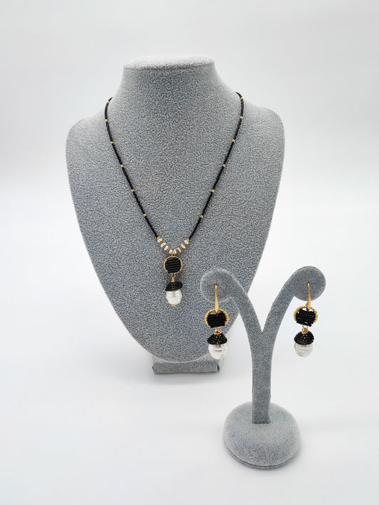 Juego collar y aretes negro con perlas