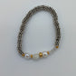 Pulsera gris con perlas y cristales