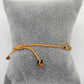 Pulsera amarilla con concha de mar